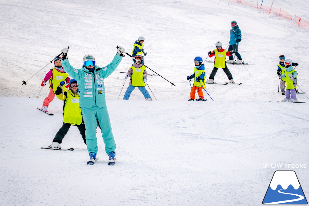 井山敬介さんと秋元日菜子さんのコンビは今年も健在！さらに、サプライズゲストも登場？！憧れのスキーヤーと一緒に雪と戯れ、『いちえ』の美味しいランチをいただく…。夢のようなイベント。めもるホールディングス presents プロスキーヤー・井山敬介さんと行く｜ダイナスティスキーリゾート